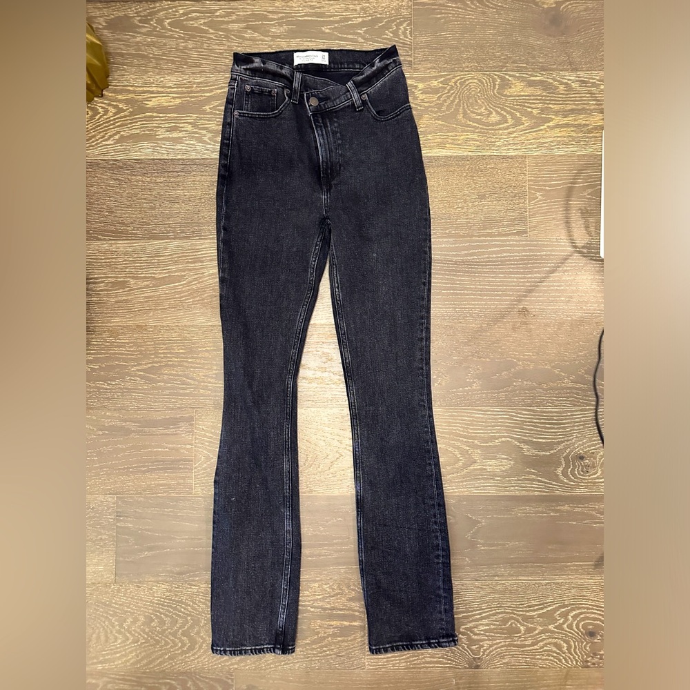 Abercrombie & Fitch | Women's 90’s Ultra High Rise Slim Straight Jeans | Black